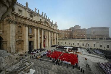 Vista general del funeral de Benedicto XVI en la Plaza de San Pedro del Vaticano. 