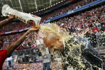 El Bayern celebra el título con ¡Un baño de cerveza!