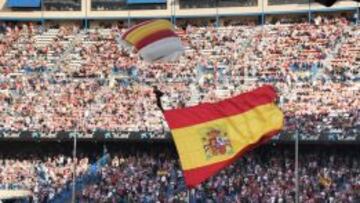 Un paracaidista en el Vicente Calderón