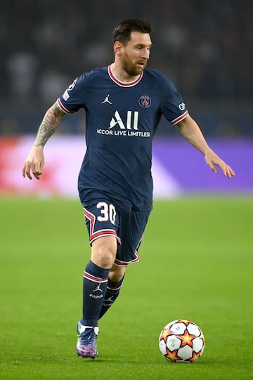PARIS, FRANCE - SEPTEMBER 28: Lionel Messi of Paris Saint-Germain runs with the ball during the UEFA Champions League group A match between Paris Saint-Germain and Manchester City at Parc des Princes on September 28, 2021 in Paris, France. (Photo by Matth