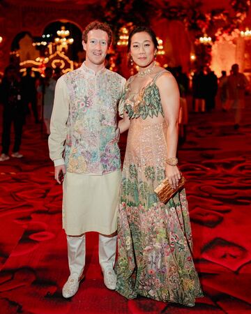 El director ejecutivo de Meta, Mark Zuckerberg, y su esposa Priscilla Chan posan durante las celebraciones previas a la boda.