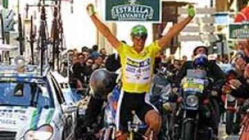 <b>A POR SU 5º TOUR.</B> Armstrong se quedó a dos segundos de Llorente (en la imagen) y mostró una gran forma de cara a su 5º Tour.