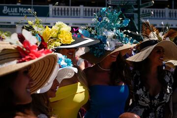 Aficionados a la hípica en el Churchill Downs de Kentucky durante la Kentucky Oaks.