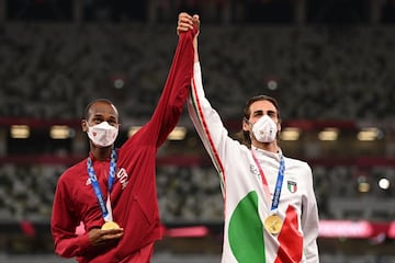 En la final de salto de altura se produjo una de las imgenes de los Juegos. El qatar Mutaz Essa Barshim y el italiano Gianmarco Tambero decidieron compartir la medalla de oro y se fundieron en un emotivo abrazo. 