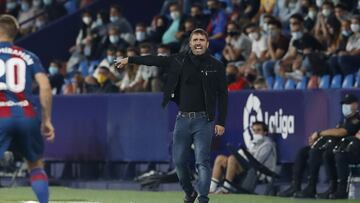 El entrenador Eduardo Coudet realiza indicaciones durante el partido entre el Levante y el Celta en el Ciutat de Valencia.