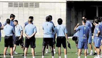 <b>MATINAL DE ESTRENOS. </b>Ernesto Valverde reunió a sus jugadores en Sant Adrià para las pruebas físicas, y vistieron la nueva equipación.