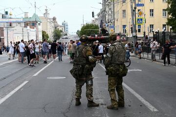 La gente se reúne en una calle mientras los combatientes del grupo mercenario privado de Wagner se despliegan cerca de la sede del Distrito Militar Sur en la ciudad de Rostov.