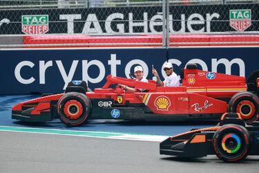 Durante el Gran Premio de Miami 2025, los 20 pilotos de Fórmula 1 desfilaron en réplicas a tamaño real de sus monoplazas, construidas con aproximadamente 400.000 piezas de LEGO cada una. Estas versiones eléctricas, con neumáticos Pirelli reales, alcanzaban hasta 20 km/h y fueron creadas en colaboración con LEGO. El desfile reemplazó al tradicional camión de presentación, ofreciendo una experiencia más creativa, que generó entusiasmo tanto en la pista como entre los espectadores. La iniciativa busca acercar el espectáculo de la F1 a los fans.