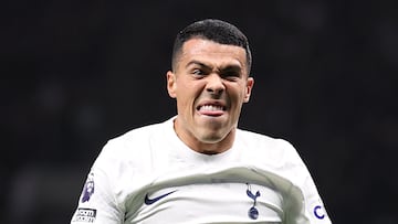 Pedro Porro, jugador del Tottenham, celebra la victoria conseguida ante el Newcastle.