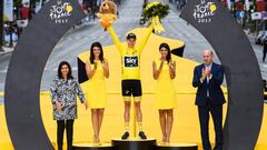 Chris Froome celebra su victoria en el Tour de Francia 2017 en el podio de los Campos El&iacute;seos.