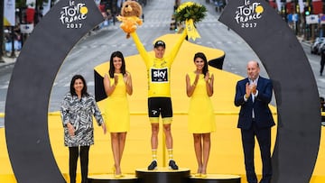 Chris Froome celebra su victoria en el Tour de Francia 2017 en el podio de los Campos El&iacute;seos.