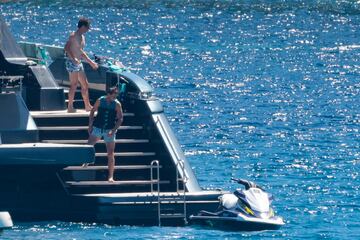 El tenista espa?ol se recupera de su lesi車n abdominal, que le oblig車 a abandonar el Grand Slam brit芍nico, en las aguas de la isla balear a bordo de un barco y rodeado de amigos.