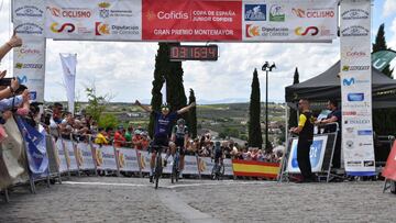 El ciclista español Hodei Muñoz celebra su victoria en el Gran Premio Montemayor de la Copa de España de Ciclismo 2024.