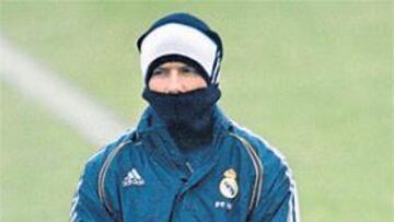 <b>A LA ESPERA. </b>Beckham salió a entrenarse ayer muy abrigado y con el rostro muy serio.