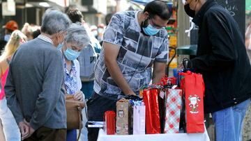 Santiago, 14 de diciembre de 2021.
Fiscalizacion al comercio ambulante en la comuna de Providencia previo a las festividades de fin de año.
Jonnathan Oyarzun/Aton Chile
