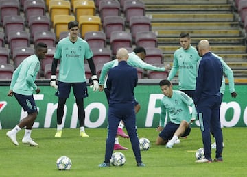 Zinedine Zidane observa el rondo entre James Rodríguez, Viniciu, Courtois y Militao.