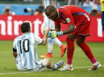 Vincent Enyeama y Lionel Messi.