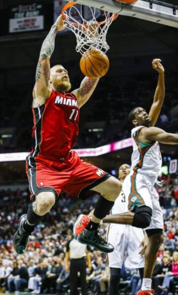 Chris Andersen (I) machaca ante Ekpe Udoh (D) y Giannis Antetokounmpo of Greece (C).