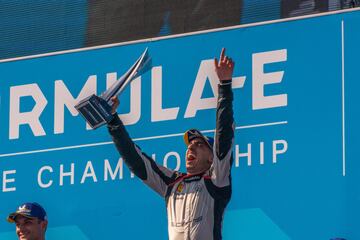 El piloto suizo Sébastien Buemi obtuvo su primera victoria en la Fórmula E para Nissan y con ello se mantiene en la contienda por el campeonato. 