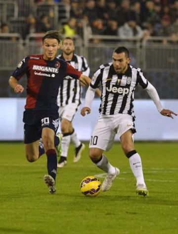 Carlos Tevez anotó el primer tanto de la Juventus en su visita al Cagliari.