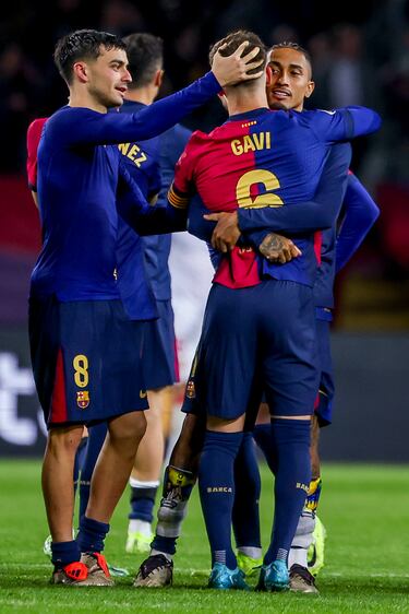 Ovación atronadora en el minuto 83 para el mediocentro sevillano que recibió el brazalete de capitán de Pedri antes de entrar en el rectángulo de juego. Gavi es felicitado por sus compañeros al final del partido.