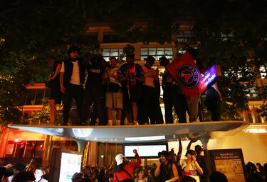 Los seguidores del PSG se congregaron en masa en el centro de París tras la victoria por 5-0 ante el Inter. Las celebraciones incluyeron fuegos, bengalas y banderas.