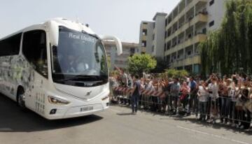 La afición esperaba a los jugadores del equipo merengue a su llegada al hotel de concentración.