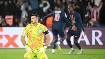 Aston Villa's Argentine goalkeeper #23 Emiliano Martinez (L) reacts after conceding Paris Saint-Germain's third goal during the UEFA Champions League Quarter final first leg football match between Paris Saint-Germain (FRA) and Aston Villa (ENG) at the Parc des Princes stadium in Paris on April 9, 2025. (Photo by Bertrand GUAY / AFP)