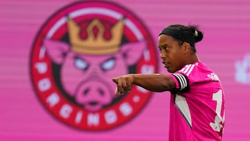 BARCELONA, 26/02/2023.- El delantero de Porcinos FC, Ronaldo de Assis Moreira 'Ronaldinho', durante el partido de la Kings League que juegan contra PIO FC hoy domingo en el Cupra Arena, en Barcelona. EFE/Enric Fontcuberta
