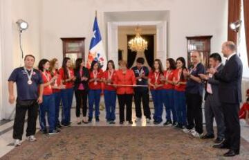 Bachelet ya recibió el stick de regalo.