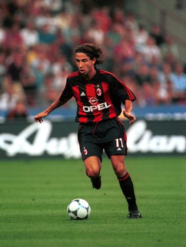 José Mari Romero (10-12-1978) también jugó en Atlético y Milan. Formado en el Sevilla, el club madrileño lo incorporó en la temporada 1997-98 y jugó dos campañas y media en la entidad rojiblanca. El Atlético pagó su cláusula de rescisión: 150 millones de pesetas (900.000 euros) por un jugador que apuntaba a crack. Posteriormente fue traspasado al Milan. El 21 de diciembre de 1999 el club italiano desembolsó 3.200 millones de pesetas por él. Entonces fue el trapaso más alto por un futbolista español. José Mari había provocado casi una guerra entre Roma y Milan y el club milanista fue finalmente el que se lo llevó. Lo firmó por cinco campañas. Esa salida propició la intervención judicial en el Atlético, con todo lo que conllevó después. El delantero retornó al Atlético en la campaña 2002-03, esta vez como cedido. Defendió la camiseta del club colchonero en 145 partidos y marcó 34 goles. En el Milan jugó 75 partidos, con 14 goles.