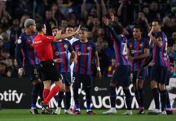 Los jugadores del Barcelona protestan una posible mano de David Alaba dentro del área al árbitro Martínez Munuera. El colegiado entendió que no era merecedora de sanción.