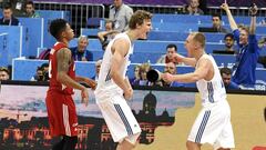 Lauri Markkanen y Sasu Salin celebran la victoria de Finlandia ante Polonia.