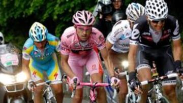 <b>BAZAS LOCALES. </b>Arroyo (de rosa) y Sastre durante el pasado Giro.