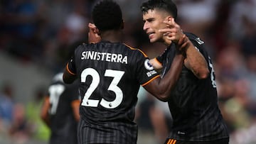 BRENTFORD, ENGLAND - SEPTEMBER 03: Luis Sinisterra of Leeds United celebrates scoring their side's first goal with teammate Marc Roca during the Premier League match between Brentford FC and Leeds United at Brentford Community Stadium on September 03, 2022 in Brentford, England. (Photo by Steve Bardens/Getty Images)