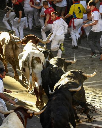 Imágenes del séptimo encierro de los Sanfermines 2022. La ganadería encargada de los toros de este séptimo encierro será la de Victoriano del Río, una de las más importantes del panorama taurino nacional.