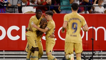 Soccer Football - LaLiga -Sevilla v Barcelona - Ramon Sanchez Pizjuan, Seville, Spain - September 3, 2022 FC Barcelona's Raphinha celebrates scoring their first goal with Ousmane Dembele and Gavi REUTERS/Marcelo Del Pozo