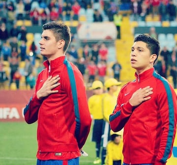 A la izquierda, Juan José Soriano entona el himno nacional en la selección chilena Sub 17.