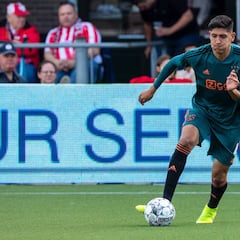 Edson Álvarez inamovible en la goleada del Ajax