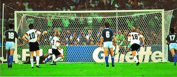 El momento exacto en que Andreas Breme le da el gol del triunfo a Alemania sobre Argentina. El penal, en los minutos finales del partido, fue muy discutido.