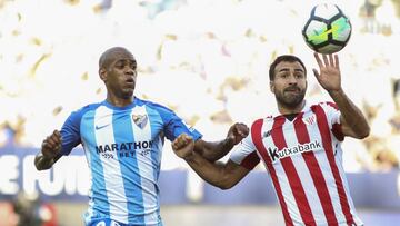 GRA571. MÁLAGA, 23/09/2017.- El delantero uruguayo del Málaga, Diego Rolan (i), disputa el balón ante el defensa del Athletic, Mikel Balenziaga, durante el partido correspondiente a la sexta jornada de primera división que disputan esta tarde en el estadio de La Rosaleda de Málaga. EFE / Jorge Zapata.