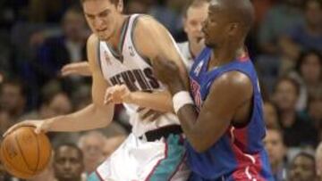 <b>EN LA PIRÁMIDE. </b>1-11-2001: Pau Gasol choca con Cliff Robinson.