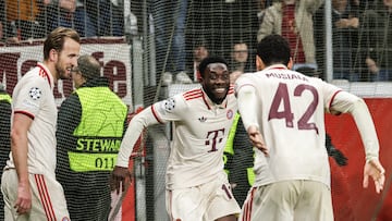 LEVERKUSEN (Germany), 11/03/2025.- Alphonso Davies (C) of Bayern celebrates with Harry Kane of Bayern and Jamal Musiala of Bayern after scoring the 2-0 during the UEFA Champions League Round of 16, 2nd leg soccer match between Bayer 04 Leverkusen and FC Bayern Munich, in Leverkusen, Germany, 11 March 2025. (Liga de Campeones, Alemania) EFE/EPA/FRIEDEMANN VOGEL