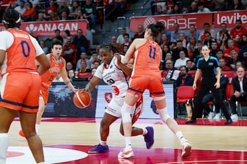 La ala-pvot estadounidense del Casademont Zaragoza Shante Evans defiende una posicin durante un encuentro correspondiente a la eliminatoria de acceso a la fase final de la Euroliga femenina disputado entre el Casademont Zaragoza y el Bourges en Zaragoza, este jueves.