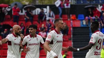 El Murcia sale vivo de Elda