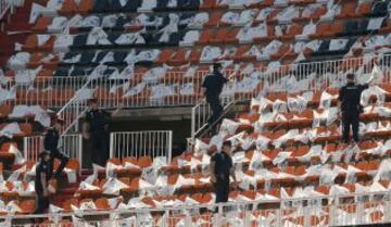 Un grupo de Policias Nacionales revisa las gradas de Mestalla.