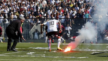 Bengalas y bombas de humo pusieron en riesgo el clásico