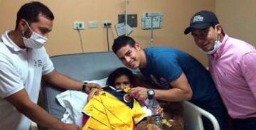 James Rodríguez en el Hospital Infantil Universitario de San José en Bogotá, Colombia.