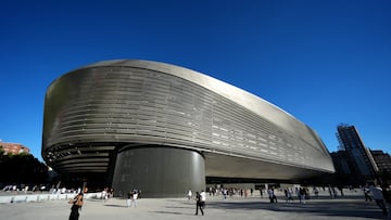 El Bernabéu ha sufrido una gran remodelación en los últimos años para convertirse en uno de los estadios más punteros del mundo. Su último gran evento ha sido acoger el primer partido de la historia de la NFL de España.