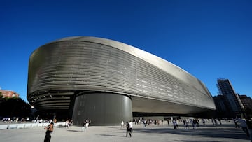 El Bernabéu ha sufrido una gran remodelación en los últimos años para convertirse en uno de los estadios más punteros del mundo. Su último gran evento ha sido acoger el primer partido de la historia de la NFL de España.